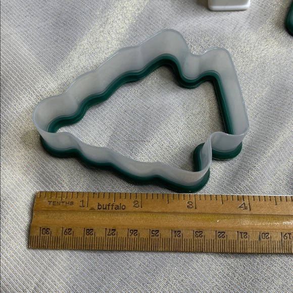 5/$25 Green and White Tree and Star Cookie Cutters Plastic Deep 4 Pieces - Picture 5 of 5
